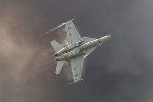 Eine Boeing F/A-18F Super Hornet mit eingeschaltetem Nachbrenner fliegt in halsbrecherischer Geschwi
