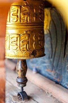 Gebedsmolens in het Chimi Lhakhang klooster in Punakha, Bhutan, Azië van WorldWidePhotoWeb