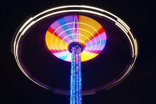 Spinning Starflyer of Skyflyer op een kermis bij nacht