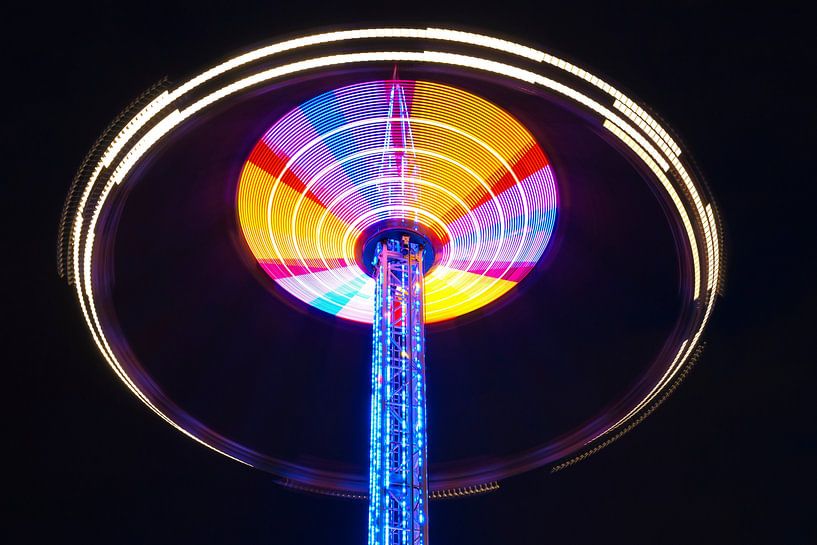 Spinning Starflyer oder Skyflyer auf einem nächtlichen Rummelplatz von Sjoerd van der Wal Fotografie