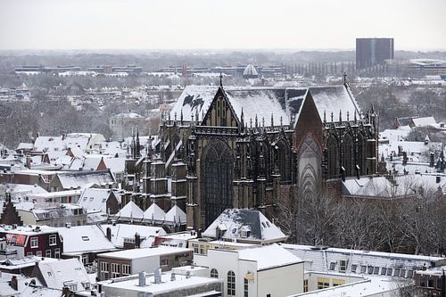 Het besneeuwde centrum van Utrecht met de Domkerk