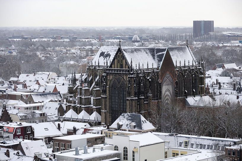 Das verschneite Stadtzentrum von Utrecht mit der Domkirche von Merijn van der Vliet