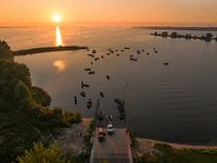 Haringvliet: Fischerboote und Wettbewerb bei Sonnenaufgang