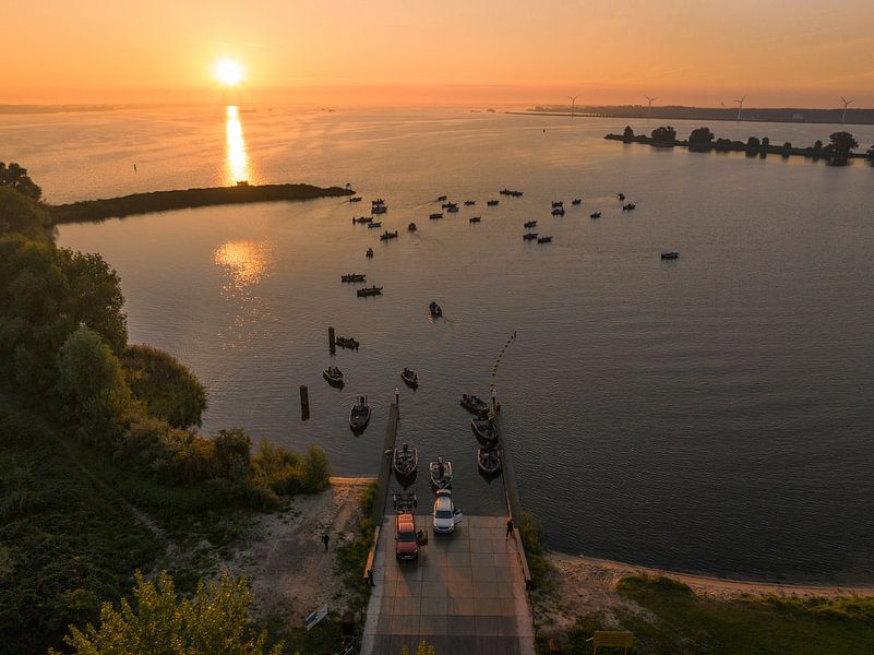 Haringvliet: Fischerboote und Wettbewerb bei Sonnenaufgang von Ewold Kooistra