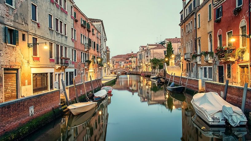 Grachten in Venetië van Manjik Pictures