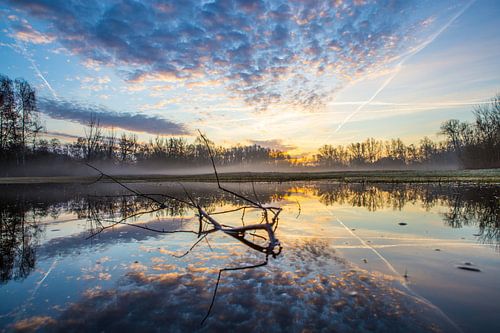 Bewolkte zonsopkomst in de vroege ochtend 
