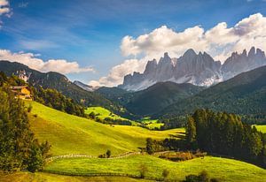 Vue de la vallée de Funes et des montagnes d'Odle, Dolomites