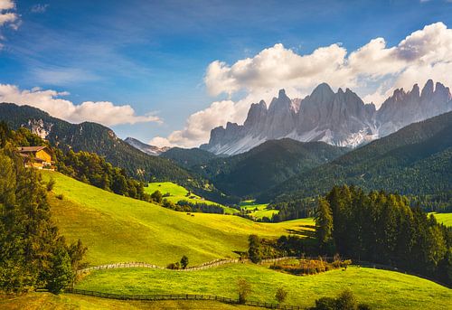 Vue de la vallée de Funes et des montagnes d'Odle, Dolomites
