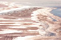 Winterlandschap met verkleurd ijs op een meer van Brian Morgan thumbnail