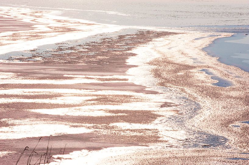 Winterlandschap met verkleurd ijs op een meer van Brian Morgan