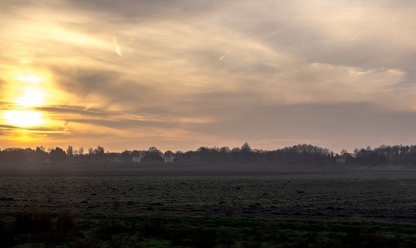 Een winterse zonsondergang in Drenthe van Dennis Hooiveld