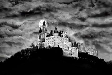 Kasteel Hohenzollern met opkomende maan in zwart-wit. van Manfred Voss, Schwarz-weiss Fotografie