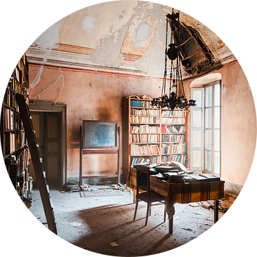 Verlaten Bibliotheek in Italiaanse Villa. van Roman Robroek - Foto's van Verlaten Gebouwen