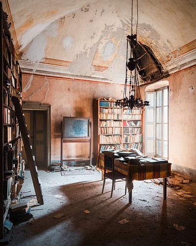 Bibliothèque abandonnée dans une villa italienne.