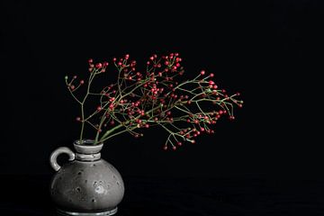 Baies rouges dans un vase, style vieux maître sur Anjo Kan