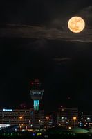 Rosaroter Mondaufgang am Flugsicherungsturm von Schiphol