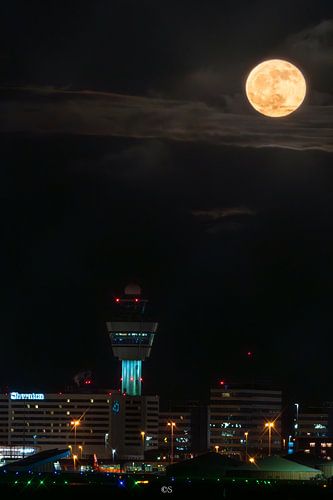 Rosaroter Mondaufgang am Flugsicherungsturm von Schiphol