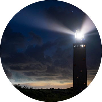 Vuurtoren van Ouddorp in de duinen met lichtbundels bij nacht van Sjoerd van der Wal Fotografie