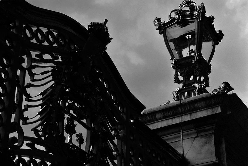 Clôture gothique et lampe en noir et blanc par Mireille Schipper