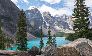 Lake Moraine Banff, Alberta, Canada van Daniel Van der Brug