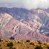Uitzicht over de bergen van 14 kleuren in Argentinië van OCEANVOLTA