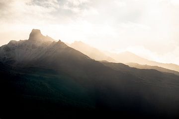 Zacht zonlicht op de bergen van Wallis van Tomas Grootveld