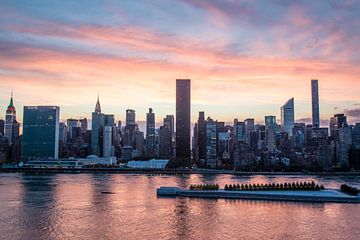 De beroemde skyline van Manhattan - New York City - tijdens een prachtige  zonsondergang in de zomer van WorldWidePhotoWeb