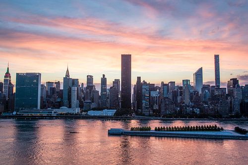 De beroemde skyline van Manhattan - New York City - tijdens een prachtige  zonsondergang in de zomer