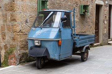 Piaggio Ape driewieler in Pitigliano van Jolanda van Eek en Ron de Jong