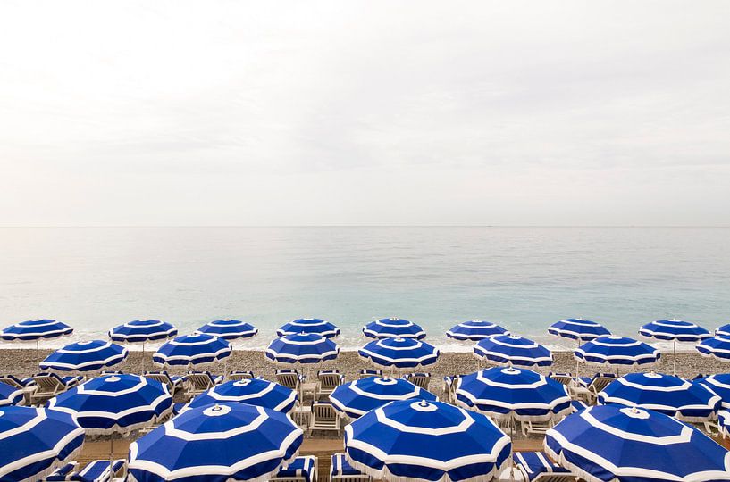 Strand van Nice aan de Côte d'Azur van Werner Dieterich