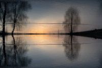 Reflectie van zonlicht en bomen in het water 3