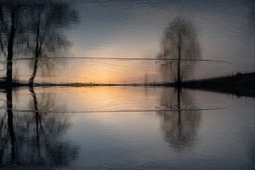 Reflectie van zonlicht en bomen in het water 3 van Heidemuellerin