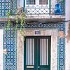 La porte verte n° 16 à Alfama, Lisbonne, Portugal sur Christa Stroo photography