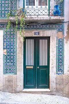 De groene deur nr. 16 in Alfama, Lissabon, Portugal van Christa Stroo fotografie