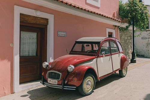 Citroën 2CV in oud Grieks stadje