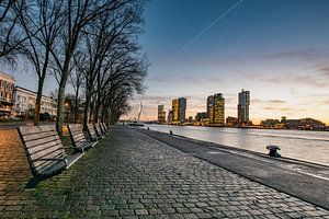 Rotterdam Skyline, zonsopkomst met uitzicht op Wilheminapier van Erik van 't Hof