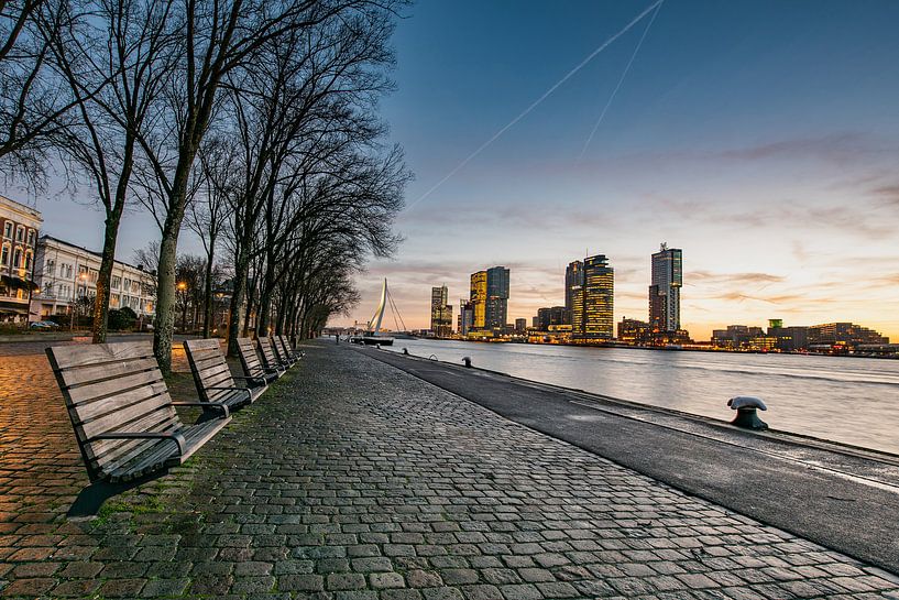 Rotterdam Skyline, zonsopkomst met uitzicht op Wilheminapier van Erik van 't Hof