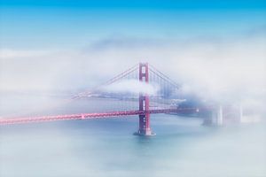 Golden Gate Bridge in de mist van Melanie Viola