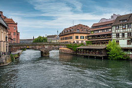 Een blik op de watermolen bij kasteel Regenstein