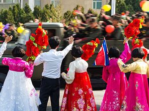 Kleurrijk publiek bij de militaire parade in Pyongyang, Noord Korea van Teun Janssen