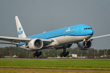Landing van KLM Boeing 777-300, registratie PH-BVV. van Jaap van den Berg