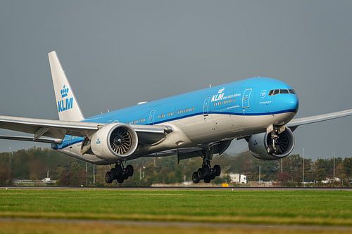 Landing van KLM Boeing 777-300, registratie PH-BVV.