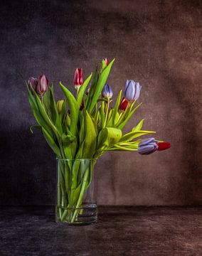 stilleven van een vaas met gekleurde tulpen