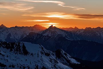 Sfeervolle zonsondergang in de alpen