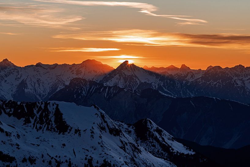 Atmosphärischer Sonnenuntergang in den Alpen von Hidde Hageman
