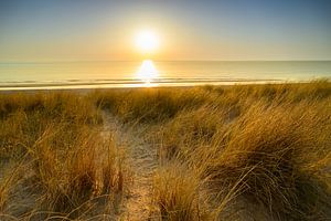 Sonnenuntergang am Nordseestrand an einem ruhigen Tag in Südholland