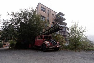 Feuerwehr vor einem Sanatorium van Matthis Rumhipstern