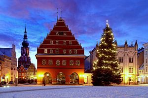Greifswalder Markt mit Weihnachtsbaum und im Schnee