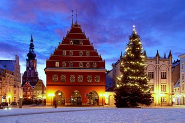 Greifswald markt met kerstboom en in de sneeuw van Stefan Dinse