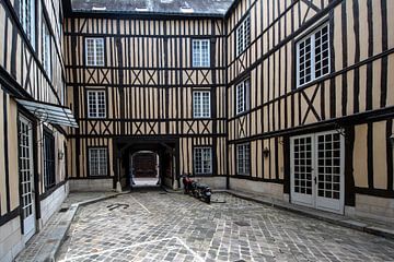 Cour avec des maisons à colombages